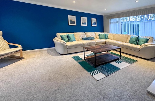 BLUNSDON LODGE - Spacious Bungalow, High Speed Wi-Fi, Free Private Parking, Garden