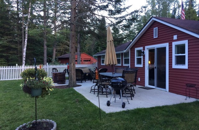 Boardman River Cottage, 2 bedroom 1 Bath steps away from the banks of the river