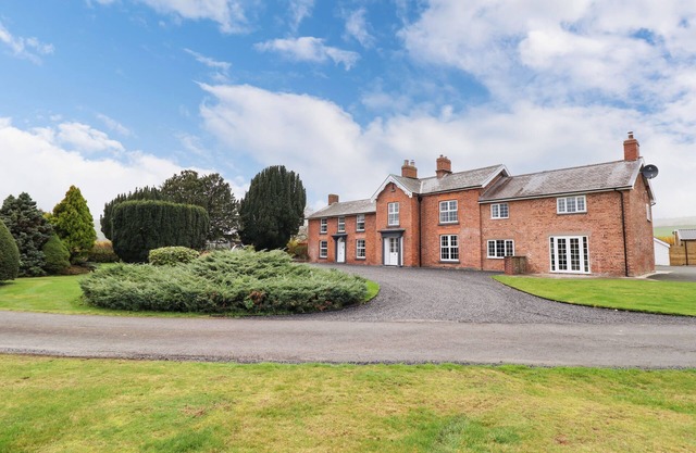BODAIOCH HALL, pet friendly, luxury holiday cottage in Caersws