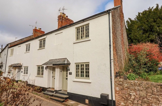 BODKIN COTTAGE, pet friendly, character holiday cottage in Dunster