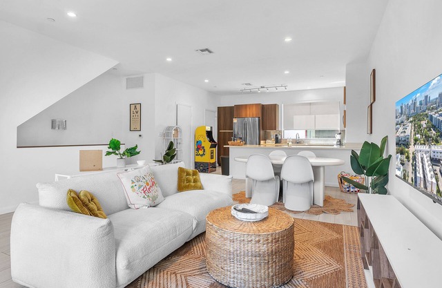 Boho Beach Haven in Downtown FTL n9 minutes to the beach!