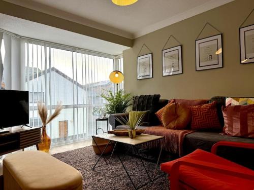 Boho Modern Entire House in Southampton - Sleeps 13 - 5 Bedrooms - 7 Beds - Overlooking the original city walls -walking Distance to the city centre & Cruise Terminals - Private garage