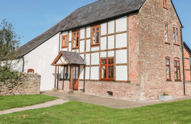 BOLSTONE COURT, family friendly, with open fire in Bolstone
