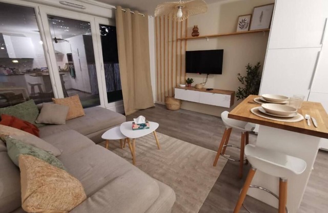 Bondy's cocoon, a 3-minute walk from the station. Self-guided arrival. Free parking