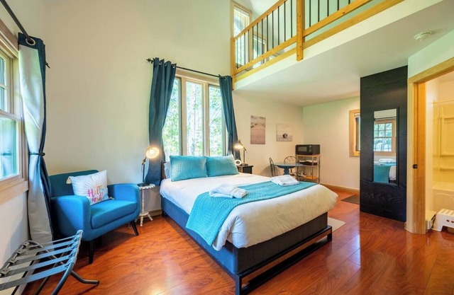 Book August 11 today! Large Yard | Walk to Sunsets & Fish Boils
