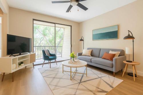 Boulevard Stays Calm 1BR King Retreat Poolside Bliss Gym & Parking