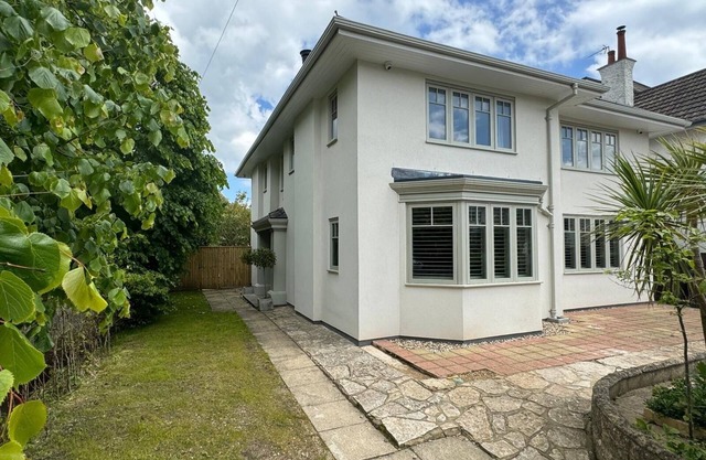 BOURNECOAST: DETACHED MODERN SIX BEDROOM HOUSE NEAR SANDY BEACHES/SHOPS - HB6228