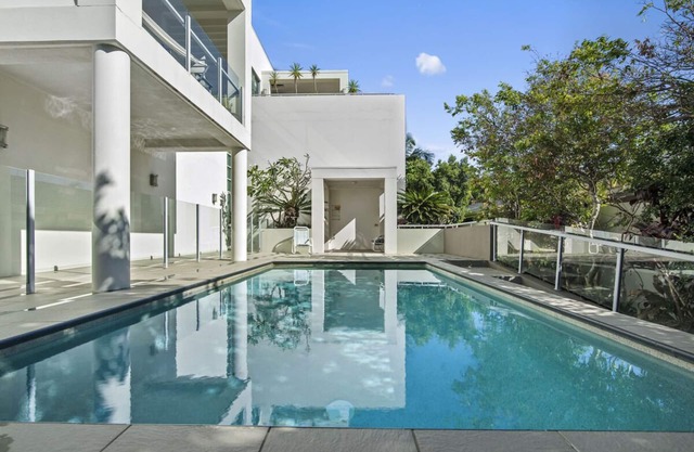 Boutique building, 400m to beach, best bars, restaurants ,pool. Parking space