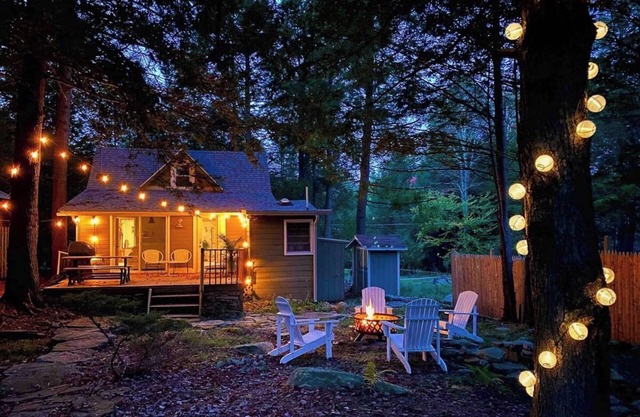 Boutique Cabin w/Lake Access, Canoe, SUPs, Inner Tubes, BBQ, Fire Pit, Fireplace—Renovated & Chic