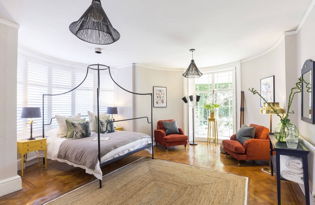 Boutique En-suite Room in Prestigious Colonial Home