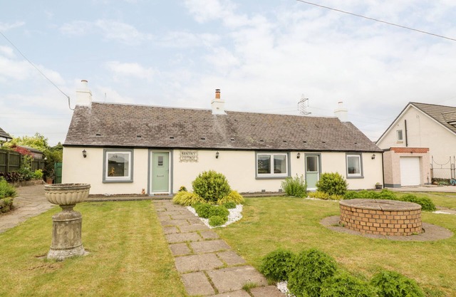 BRAEFACE COTTAGE, pet friendly, with open fire in Bonnybridge