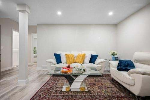 BRAND NEW! 2BR Private Suite - FREE Banff Pass, Netflix, Parking! Near Shopping & Airport!