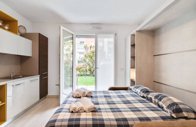 Brand new apartment located in Cernobbio, a charming town on the shores of Lake Como! The area is elegant and residential, with 3 big supermarkets nearby, as well as pharmacies, bars and restaurants! Bus stop heading to Como and Menaggio at 550m from the