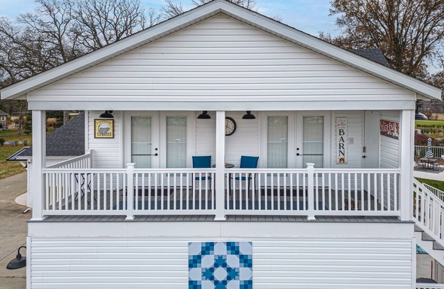 Brand new apartment with full kitchen, porch and patio.1 King/1sofa bed/1 bathn