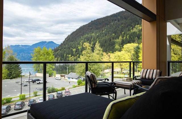 Brand New Penthouse with Lake & Mtn Views