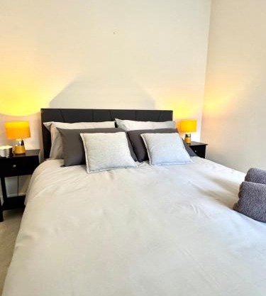 Brand-new flat, King Bed, Sofa Bed with full kitchen, Wi-Fi, self check-in Central location near everything