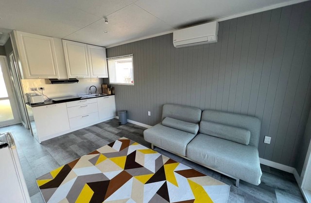 Brand new GuesthousenCompletely Private.n2 min drive or 10 min walk to the lake.