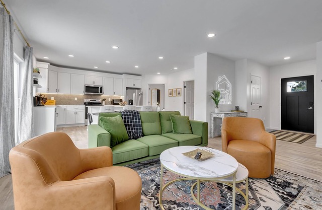 Brand New Home in WNY! Sleeps 13. Central location, only 8 min from airport!