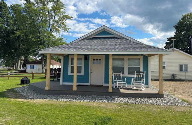 Brand New Modern Cabin Steps away from beautiful Houghton Lake