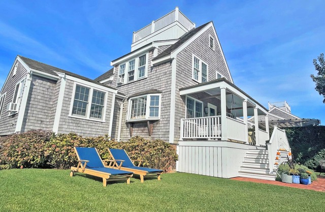 Brant Point Beach House, 5 Bed, 2 blocks from 2 beaches, walk to town