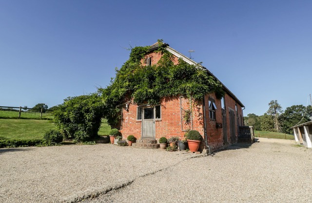 BREACHES BARN, pet friendly, with open fire in Rockbourne