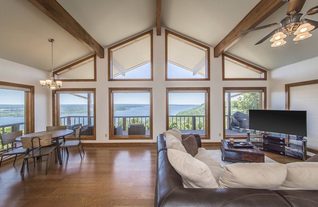 Breathtaking Lakeview GUEST Home in Diamond Bluff