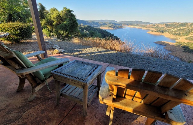 Breathtaking Vineyard and Lake Views, Secluded with private pickleball court