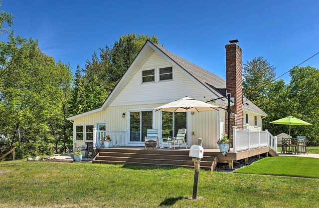 Breezy Silver Lake Getaway: Fishing Dock, Grill!