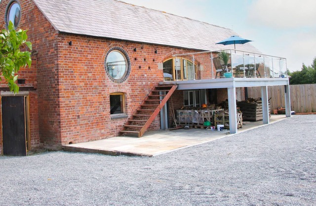 BREIDDEN VIEW, character holiday cottage, with hot tub in Shrewsbury
