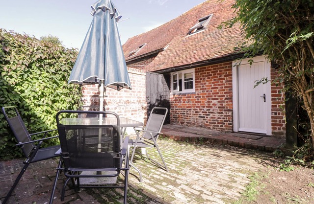 BREW COTTAGE, pet friendly, character holiday cottage in Marshside