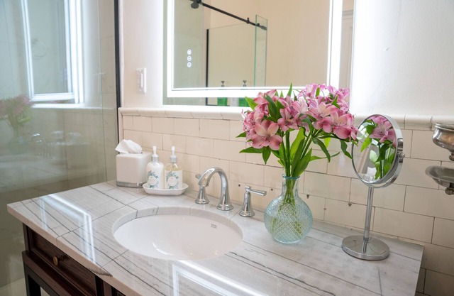 Bridal Suite - King room with bath and bistro
