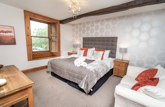 Bridge House Apartment 2 - an apartment that sleeps 6 guests in 3 bedrooms