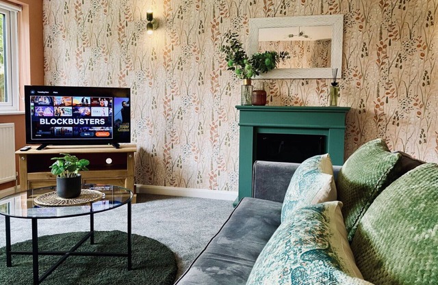 Brighouse →3 mins | Pets Stay Free | 138 Mbps | Garden