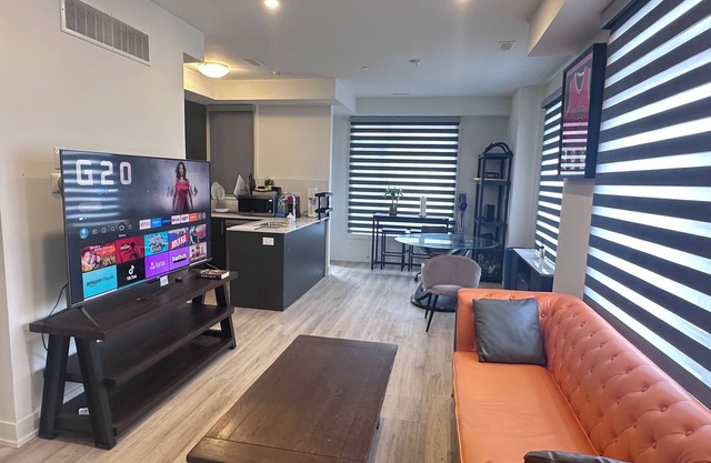 Bright 2Bedroom Townhome in South Richmond Hill, Convenient location.