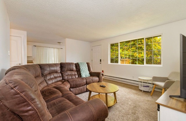 Bright 2BR Lynnwood Retreat