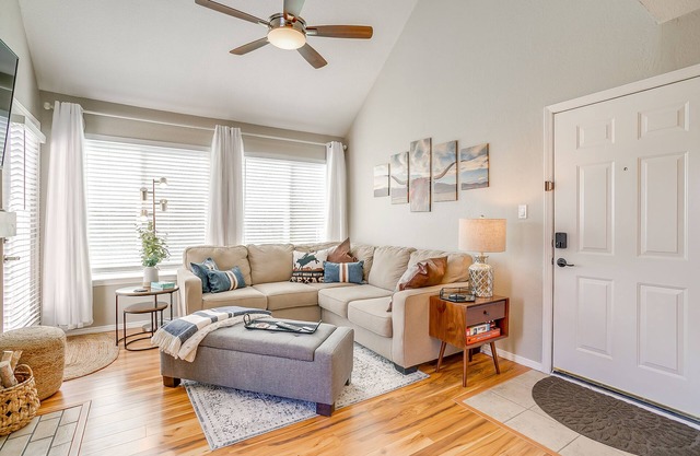 Bright and beautifully updated loft condo-GREAT Amenities-30 night min!