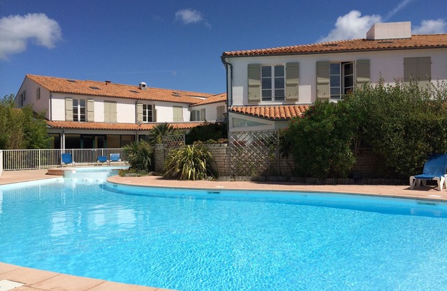 Bright and charming duplex apartment in pool residence, 100m from the beach