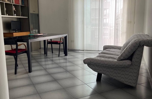 Bright and comfortable apartment well connected, not far from the center