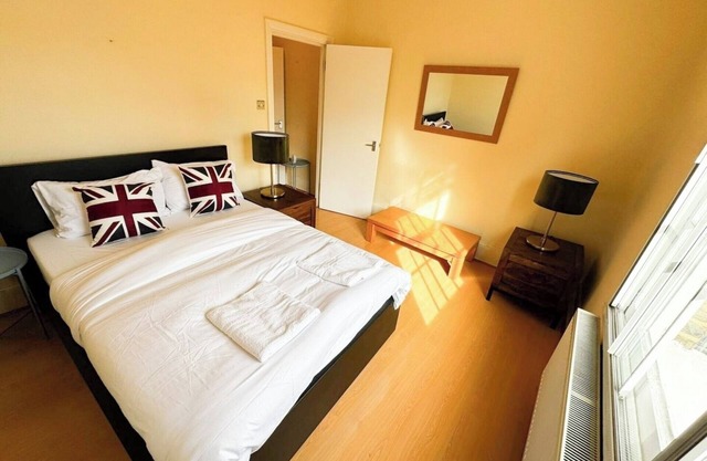 Bright Flat in Stockwell Modern Comfort with Quick Tube Access to Central.