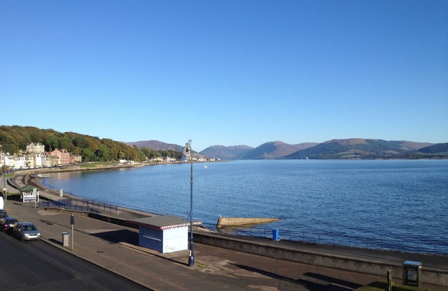 Bright, Homely Flat Overlooking Rothesay Bay