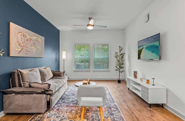 Bright King Suite w/Pool + Gym and Near Parks