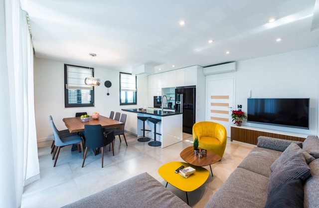Bright Luxurious Three-bedroom Home with Sea View