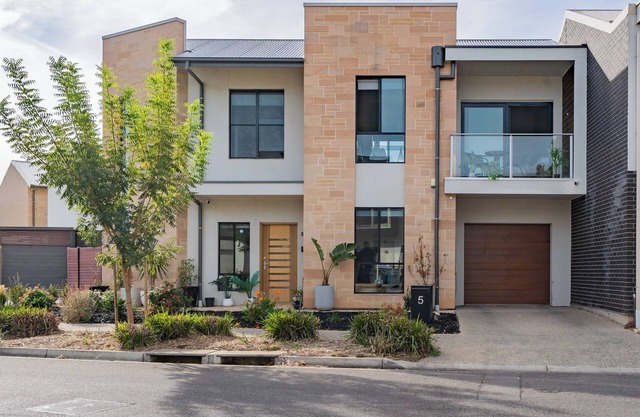 Bright & Modern 2BR House – Ideal for Families, Free Parking & Fast WiFi