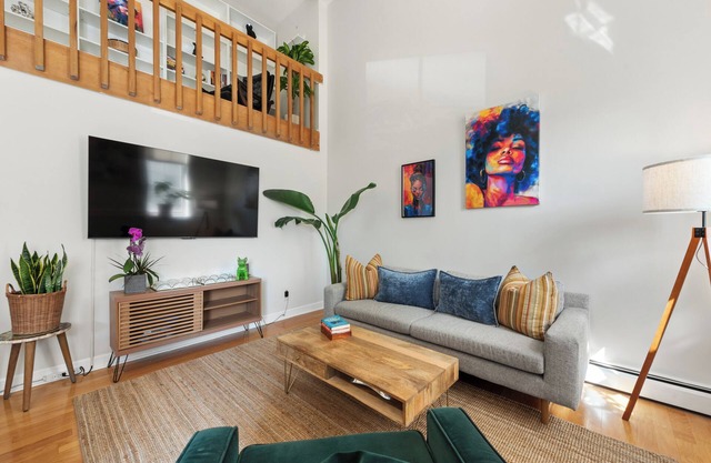 Bright & Modern Condo By Yale 3 Bedrooms,GYM, AC, Prime Location