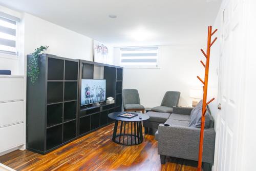 Bright & Spacious 2BR & Parking Near TTC & Shops
