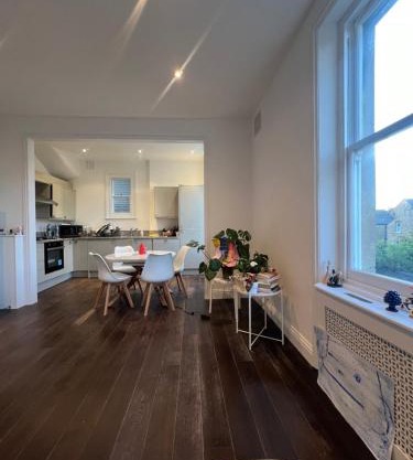Bright, Spacious, Charming & Fully Equipped Victorian Flat in Quiet Brixton