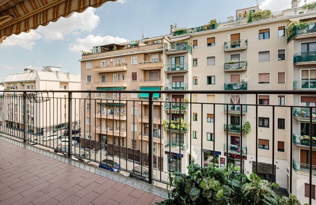 Bright studio apartment with balcony and garage included