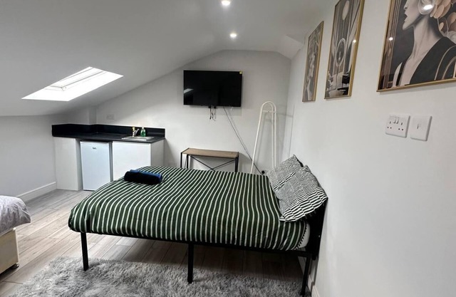 Bright Studio in Thornton Heat