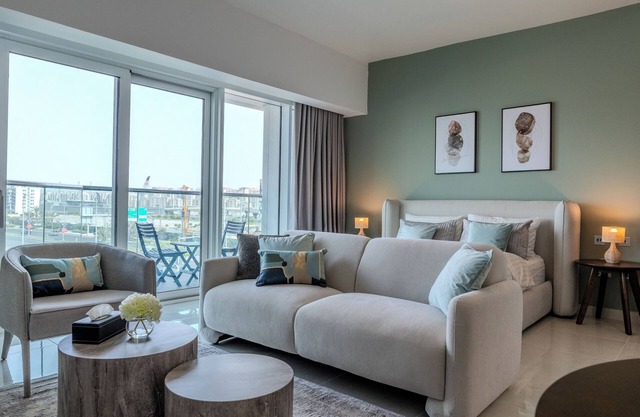 Bright Studio with Balcony, Pool & Gym – Near Yas Attractions
