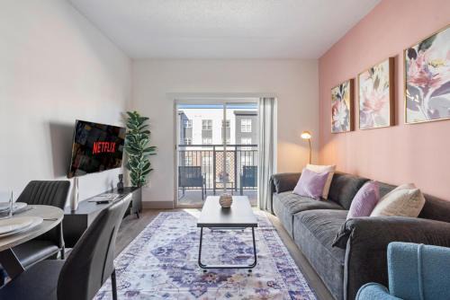 Bright Uptown Bliss - Free Parking, Walkable, Views